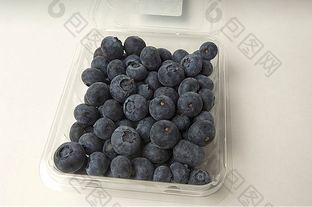 蓝莓包装在篮子里，因为它们会在杂货店或市场上出售