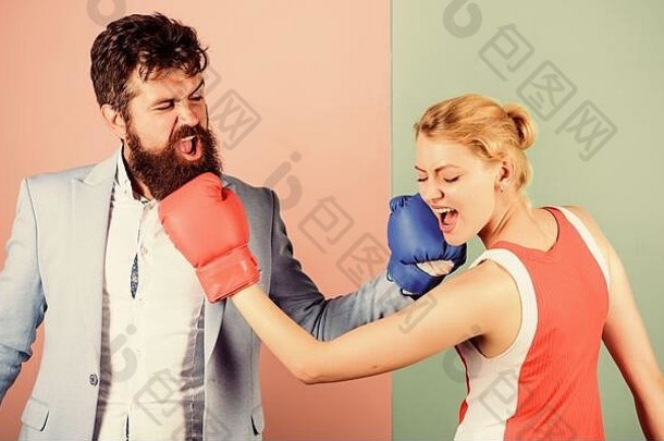 小心。关系中的问题。运动留胡子的男人和女人打架。击倒出击。谁是对的。<strong>赢</strong>得<strong>战</strong>斗。力量和力量。家庭拳击手套。