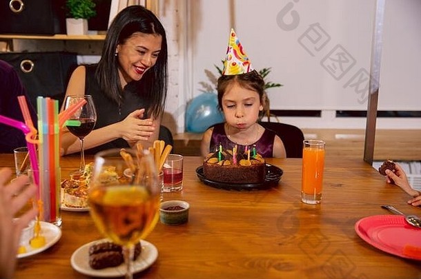 妈妈。女儿庆祝生日首页大家庭吃蛋糕喝酒问候有趣的孩子们庆祝活动家庭聚会，派对首页童年为人父母概念
