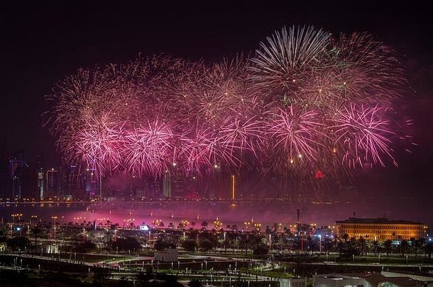 卡塔尔国庆日在科尼切燃放烟花