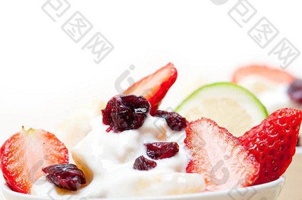 <strong>水果酸奶沙拉</strong>健康的早餐白色木表格