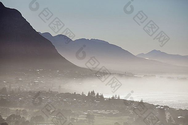 早期早....景观海雾滚动hermanus角小镇清晰的天空海