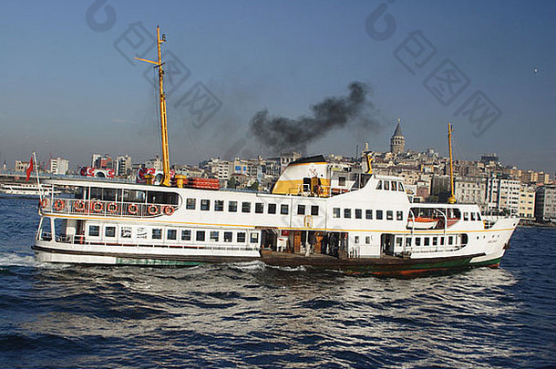 传统的土耳其渡船横跨博斯普鲁斯海峡伊斯坦布尔火鸡