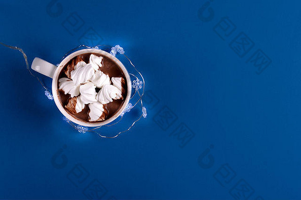热巧克力marsmallow糖果装饰照明光蓝色的纸背景前视图复制空间