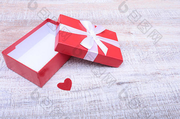 红色的礼物盒子丝带弓打开古董白色木表格