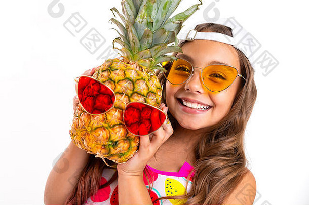 戴着太阳镜、穿着泳衣、留着十字架般长发的女孩正在玩戴着太阳镜的<strong>菠萝</strong>
