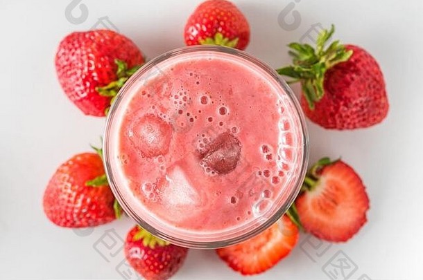 草莓冰沙或奶昔，在玻璃杯中加入冰块和新鲜浆果。顶视图。清凉夏日饮料