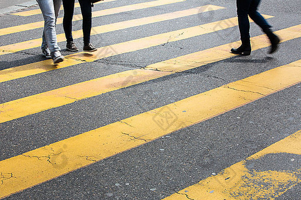 城市交通概念-运动模糊人群横穿道路的城市街道