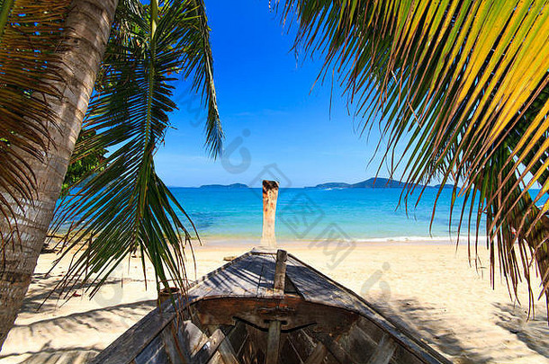假日海滩上的木船阳光宁静的天堂海滩