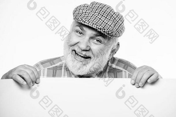 快乐的爷爷。找工作。我需要帮助。受通缉的空间信息。戴复古帽子的快乐成熟男人。广告广告店。大胡子老人在横幅上张贴公告。