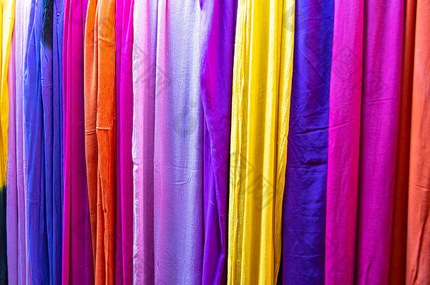 摩洛哥Fes的传统彩色摩洛哥围巾和披肩，也称为shesh（图阿雷格头巾）。手工织物。露天广场。围巾市场