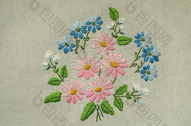 棉织品，绣有粉红色、蓝色和白色小花，绿叶