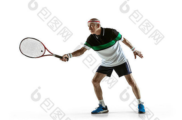 穿运动服打网球的老人，白色背景。身材魁梧的白人男模特保持活跃和运动精神。运动、活动、运动、幸福的概念。广告空间。