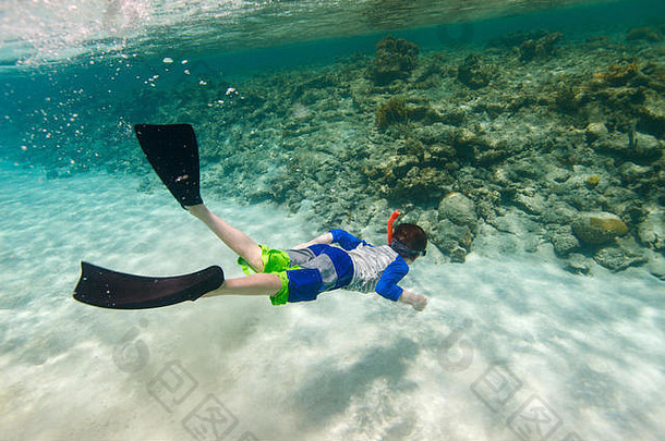 十几岁的男孩游泳水下浅绿松石水珊瑚礁