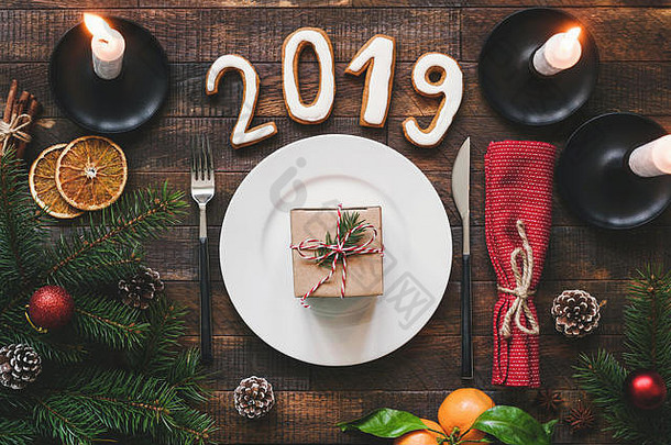 餐桌背景为纯色木制餐桌，为2019年正宗新年增添色彩。简约桌面设置俯视图