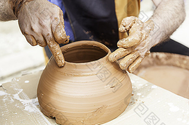 传统的陶器细节人塑造粘土