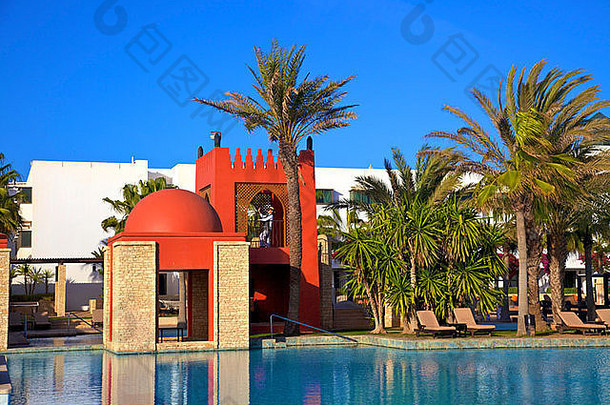 北非摩洛哥阿加迪尔，一名女子在酒店游泳池自拍