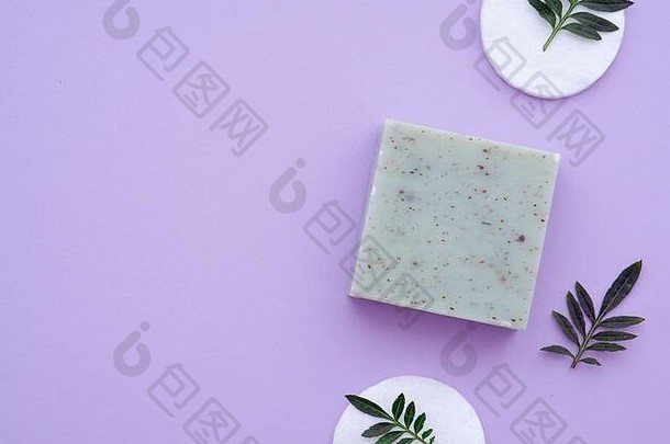 新鲜的绿色叶子棉花垫自然化妆品手工制作的肥皂孤立的紫色的背景平躺前视图复制空间