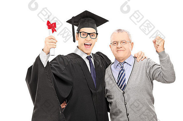 年轻人和他的父亲庆祝毕业