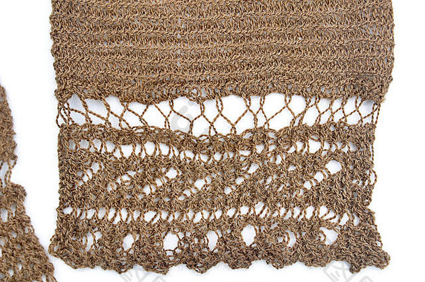 花边编织围巾棕色隔离在白色背景上。纯色羊驼纱时尚配饰纤维艺术，花边图案手工编织。