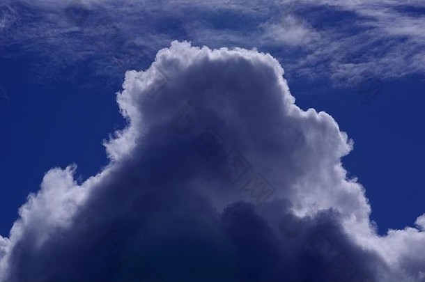 积云浓云云丰富的蓝色的天空斯顿公园阿伯丁苏格兰3月