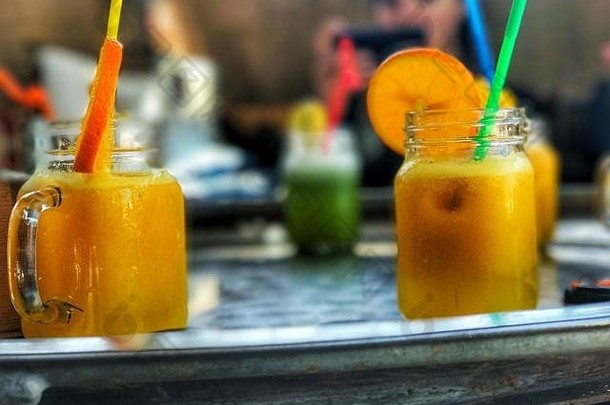在海滩感觉热吗？喝新鲜的橙汁，让自己焕然一新！