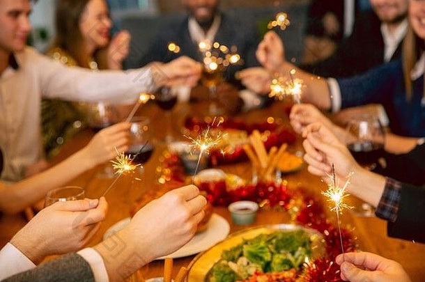 快乐同事庆祝公司一年圣诞节聚会，派对年轻的高加索人人庆祝服装罗马焰火筒说话喝酒干杯概念办公室文化团队合作冬天