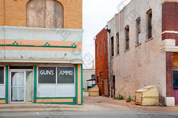 街角废弃建筑的正面，弹药店。