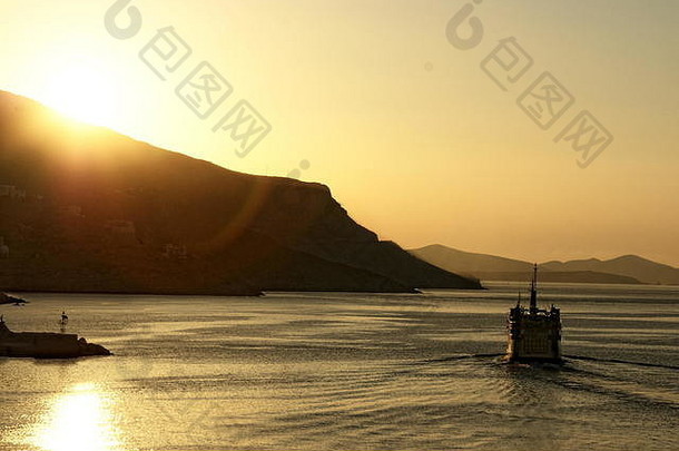 希腊卡利姆诺斯多德卡尼斯群岛欧洲早期早....渡船帆港平静海太阳上升油漆天空软柔和的颜色