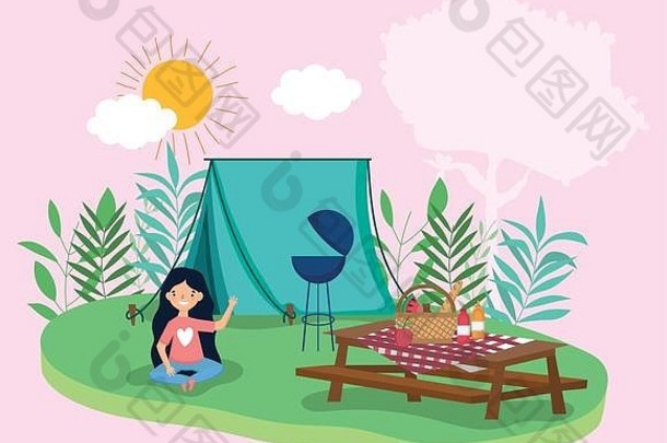 这位年轻女子在公园烧烤帐篷桌和毯子野餐