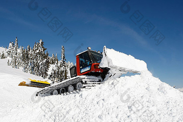 雪猫耕作雪构建滑雪板跳