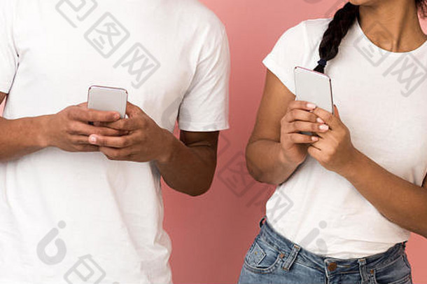 这对年轻夫妇正在使用手机，讨论新的应用程序