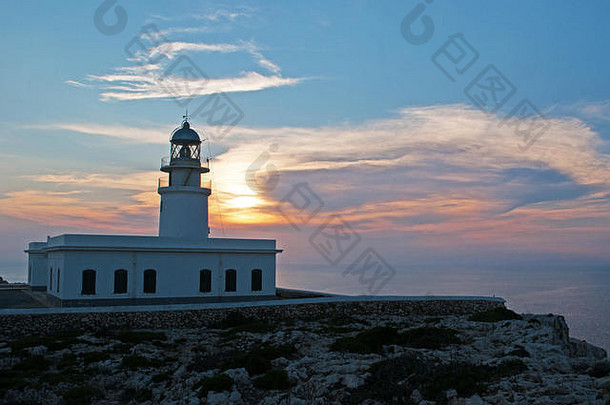 西班牙巴利阿里群岛的米诺卡：卡瓦莱里亚角灯塔的日落，建在一个海角上，这个海角是历史上无数船只失事的地方