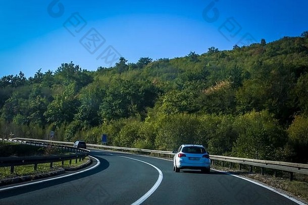 一辆汽车在克罗地亚的戈尔斯基-科塔双向公路上行驶的后视图。