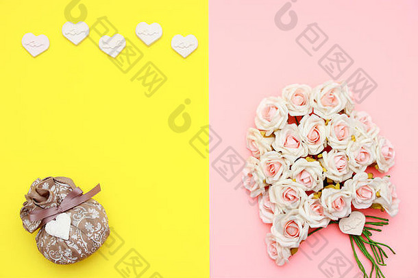 粉色和白色的玫瑰，心形的石头和包装在平铺纸上的礼物，母亲节快乐