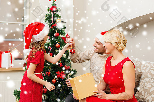 微笑的一家人在家里装饰圣诞树