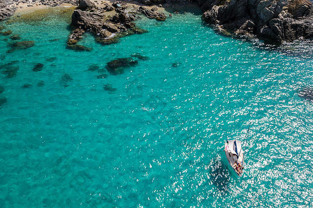 空中视图停泊船浮动透明的海潜水放松夏天假期意大利沿海地区海滩岩石