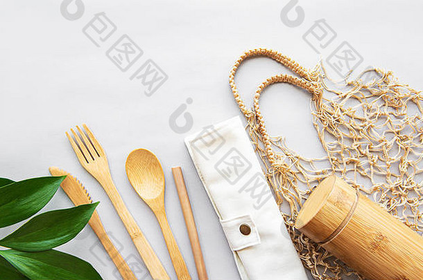 一套环保<strong>竹餐具</strong>和环保袋。可持续的生活方式。无塑料概念。