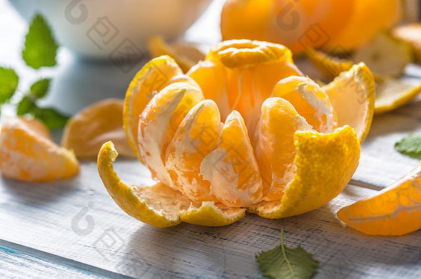 橘子皮梅利萨草本植物表格成熟的新鲜的热带水果木董事会