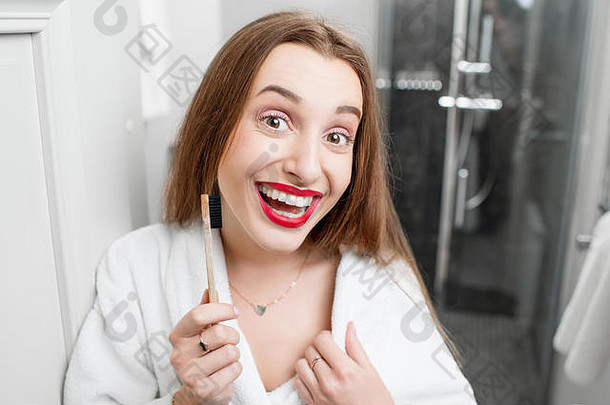 女人牙刷浴室