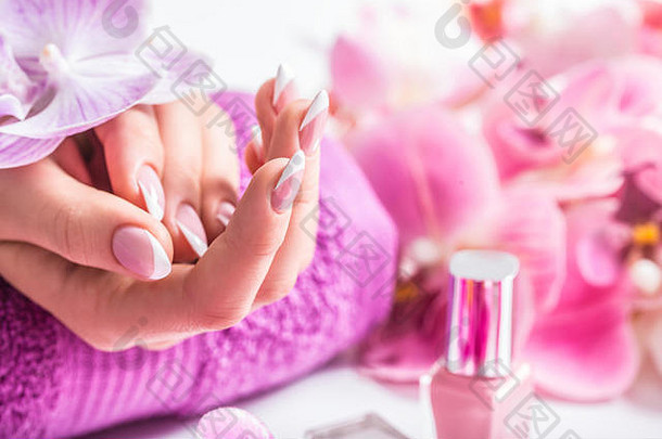 粉色兰花装饰的美丽指甲美甲