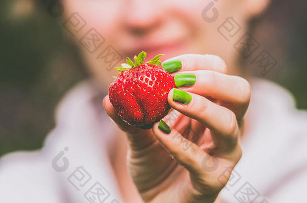 熟透的红草莓在女人手中特写