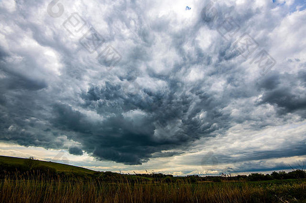 英国东苏塞克斯郡贝克斯希尔的科姆山谷上空，从雷雨砧云底部掉落的乳状云（乳状积云）