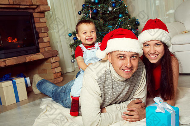 一家人在圣诞树的背景下庆祝圣诞节