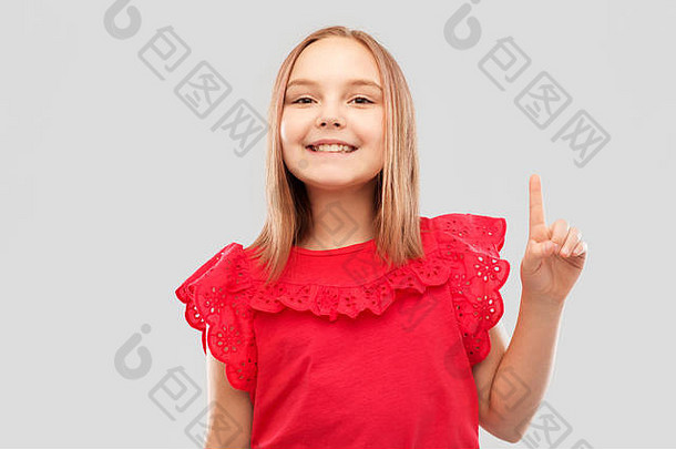 微笑着的穿红衬衫的女孩手指向上