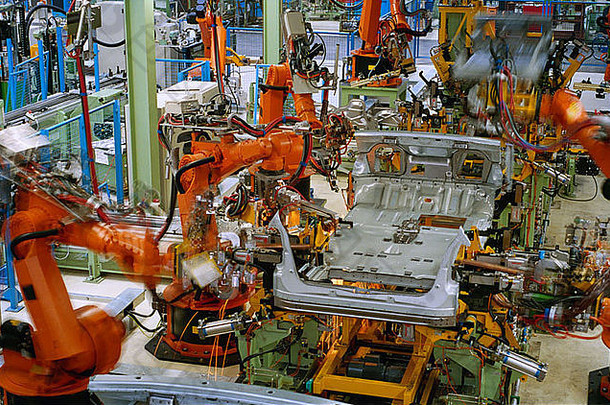 汽车工厂中的机器人焊接