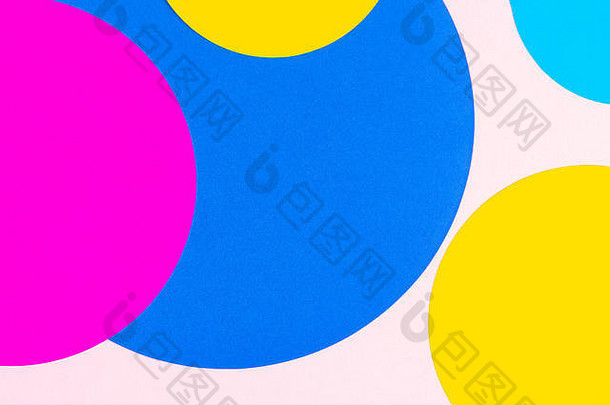 孟菲斯几何风格时装纸的纹理背景。黄色、蓝色、洋红、粉色。俯视图，平面布置