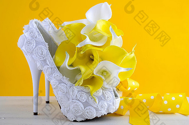黄色的白色主题花婚礼新娘高非常鞋子马蹄莲礼来公司花束破旧的别致的白色木表格黄色的