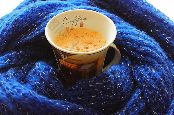 杯美味的咖啡温暖围巾