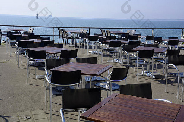 表椅子人湖边散步湖康斯坦斯渡船浮标地平线空餐厅早期sprin
